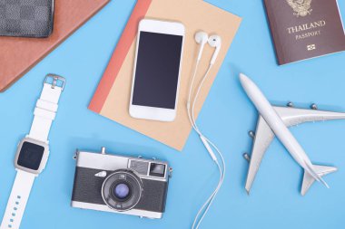 Tatil seyahat nesneler üzerinde yumuşak arka plan için mavi seyahat kavramı