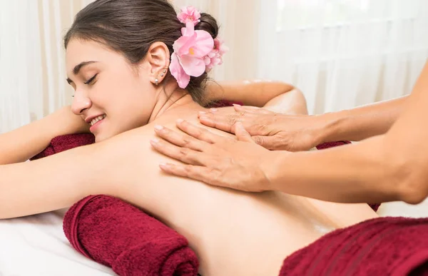 Mulheres felizes estão recebendo massagem de óleo em suas costas — Fotografia de Stock