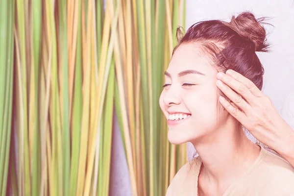 Ευτυχισμένος κορίτσι είναι να πάρει μασάζ κεφαλής στο ταϊλανδέζικο μασάζ spa — Φωτογραφία Αρχείου