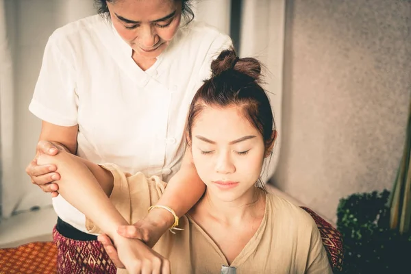 Les femmes se font masser les épaules et les coudes au spa Thai Massage — Photo