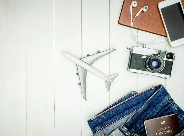 Hipster Blogger accessori da viaggio preparati su lastra piana in legno bianco, vista dall'alto — Foto Stock