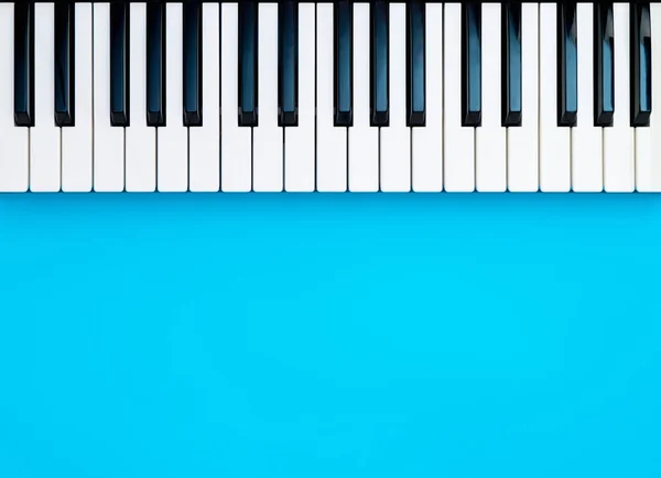 Sintetizzatore di musica Pianoforte Tasti della tastiera sullo spazio copia blu — Foto Stock