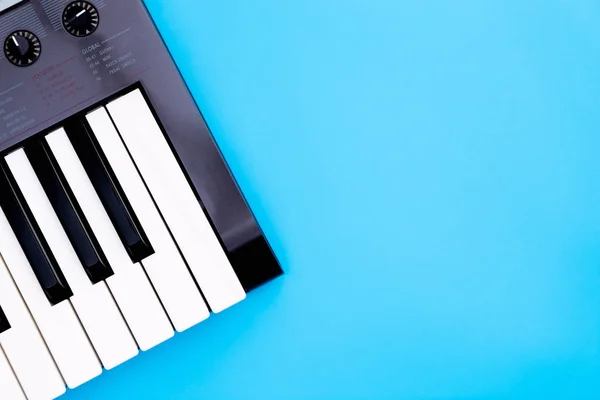 Інструмент синтезатора музичних клавіатур на синьому просторі копіювання концепції музичного плакату — стокове фото