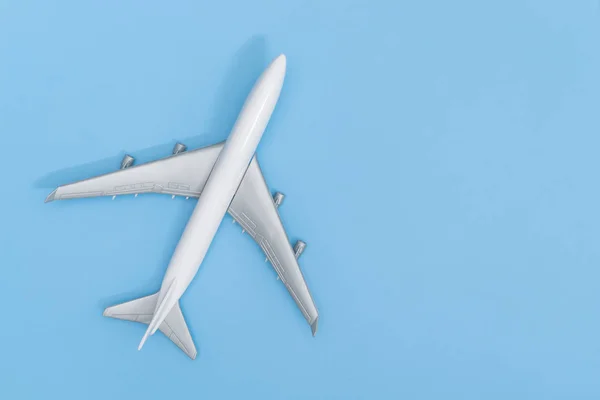 Avión de juguete de plástico sobre fondo de espacio de copia azul para concepto de viaje — Foto de Stock