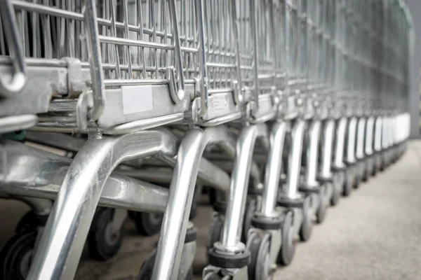 Acél Shopping cart sorban fel szupermarketben — Stock Fotó