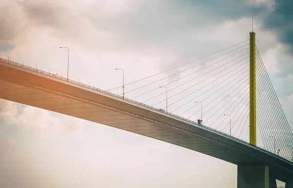 Velké dopravní zavěšení most dálnice v ročníku filmové tón — Stock fotografie