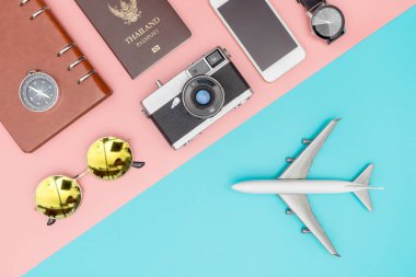 Üstten Görünüm kavramı seyahat moda ve nesne ile mavi pembe seyahat