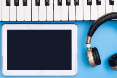Boş tablet ekranıyla müzik studio nesne için müzik konsepti