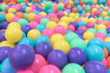 Renkli plastik oyuncak top top havuzu oyun