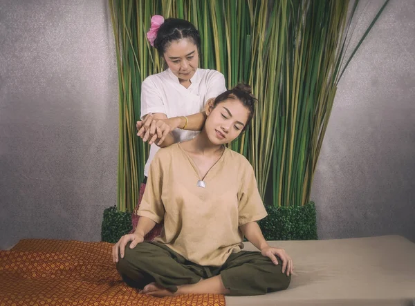 Women is getting a Thai massage in Thai Spa — Stock Photo, Image