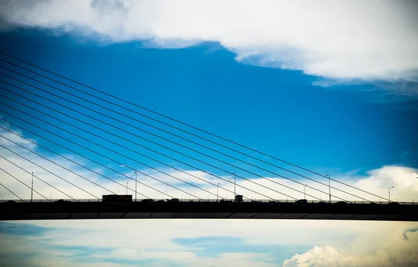Silniční dopravní koncepce s silueta mostu na dramatické nebe — Stock fotografie