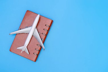 İş için bir not uçakta seyahat kavramı mavi kopya alanı ile