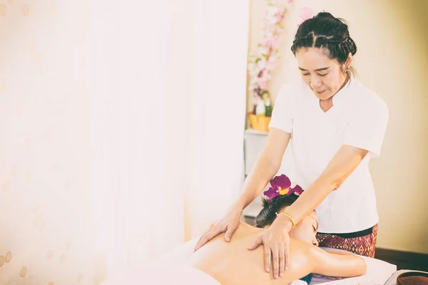 Le donne stanno ricevendo un trattamento di massaggio all'olio sulla schiena — Foto Stock