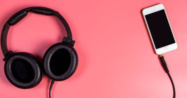 Boş cep telefonu ekran ile kulaklık müzik konsepti için