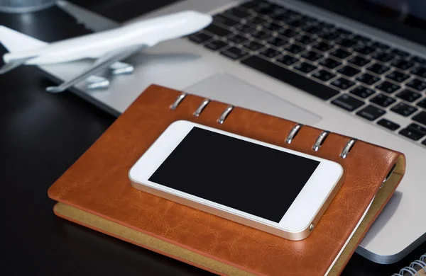 Leerer Smartphone-Bildschirm auf Notizbuch-Büro für Geschäftsreisekonzept — Stockfoto