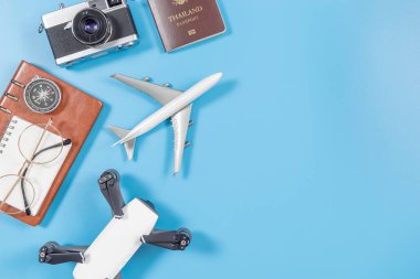 Mavi kopya alanı metin ve ürün için yolculuk becerikli alet ve aksesuarları seyahat konsepti için