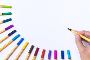 El ile renkli kalemler kopya alanı üzerinde yazmak kalem ile