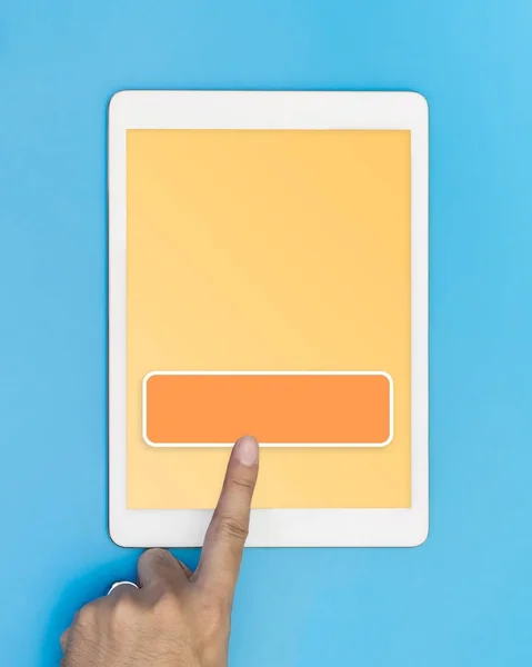 Tocando pantalla de tableta vacía con página en blanco y botón — Foto de Stock