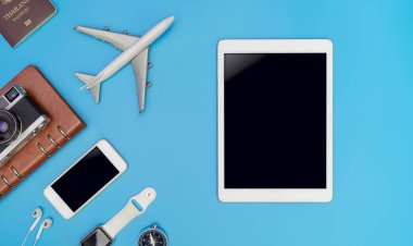 Sahte için mobil tablet ekran kadar seyahat kavramında seyahat gadget'ı mavi arka plan ile boş