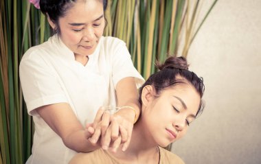 Tay terapist bir kadın omuz ve boyun Masaj