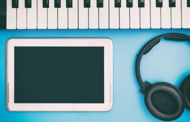 Boş Tablet mobil ekran müzik konsepti poster ve başlık sayfası