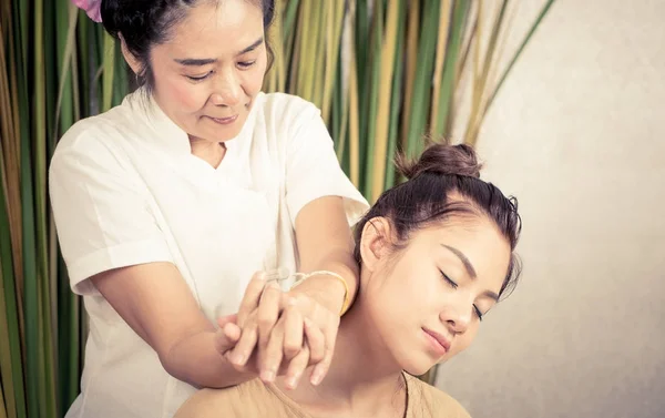 Thérapeute thaïlandais masser une femme sur l'épaule et le cou — Photo