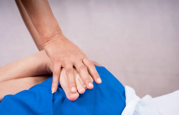 Masseur main est masser une femme jambe — Photo