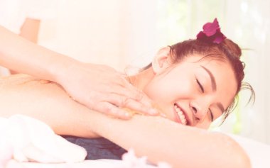 Kadın onu geri Salt scrub ile beyaz Spa terapisti sürtünme iyi vakit geçiriyor.