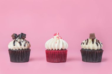 Pembe kopya kopya alanı için metin alanı zemin üzerine üç mini kek cupcake