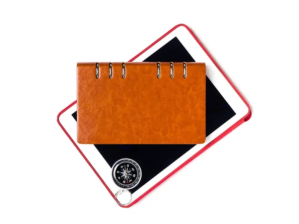 Tablette avec carnet carnet de voyage et boussole pour concept de voyage — Photo