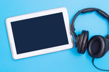 Boş tablet ekranıyla müzik kulaklık müzik eğlence kavramının için