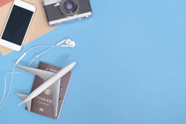 Seyahat kavramı arka plan mavi kopya alanı nesnelerinde seyahat ile