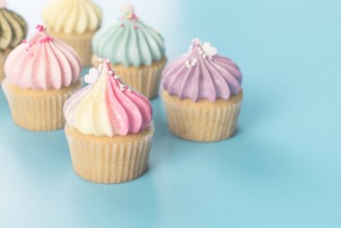 Renkli gökkuşağı cupcake mavi pastel renk tonlama olarak ayarla