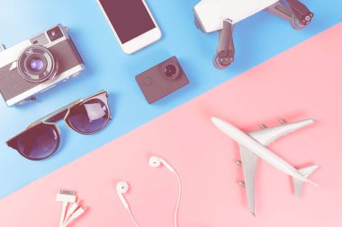 Gadget'ı ve nesneleri mavi ve pembe arka plan üstten görünüm üzerinde seyahat