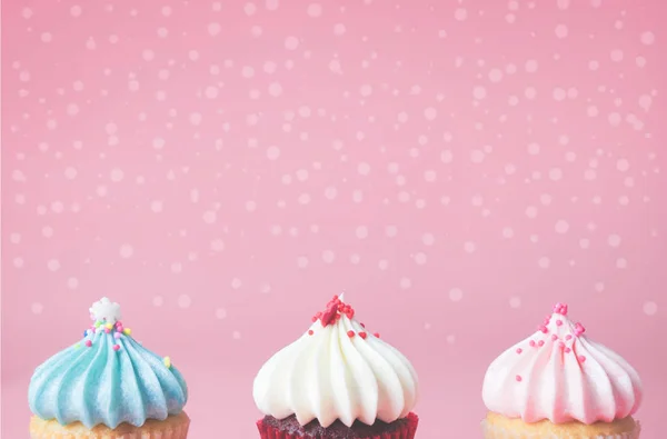 Cupcake Com Neve Cair Fundo Rosa Para Celebração Inverno — Fotografia de Stock
