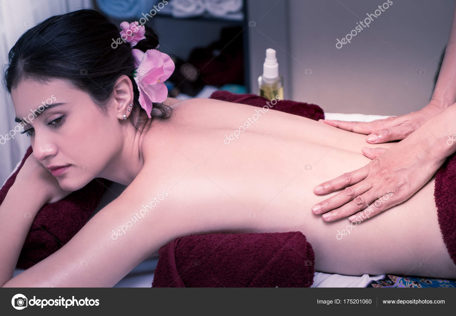 naked-women-oil-massages