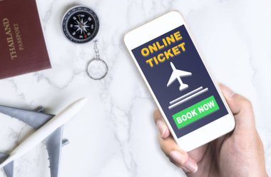 Online seyahat rezervasyon cep telefonu online seyahat acentesi konsepti için
