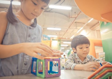 Sınıfta eğitim oyuncakla oynayan küçük çocuklar