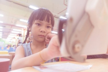 Seroius kız sınıfta eğitim Tablet kullanma