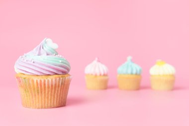 Gökkuşağı kalp kek ile arka plan üzerinde üç mini kek