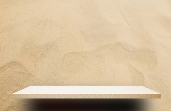 砂质背景下的空奶油水泥搁板 — 图库照片