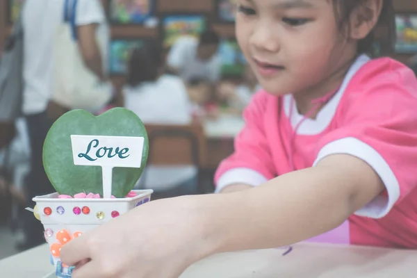 Mała Dziewczynka Azjatyckich Jest Sadzenie Roślin Miłość Serca — Zdjęcie stockowe