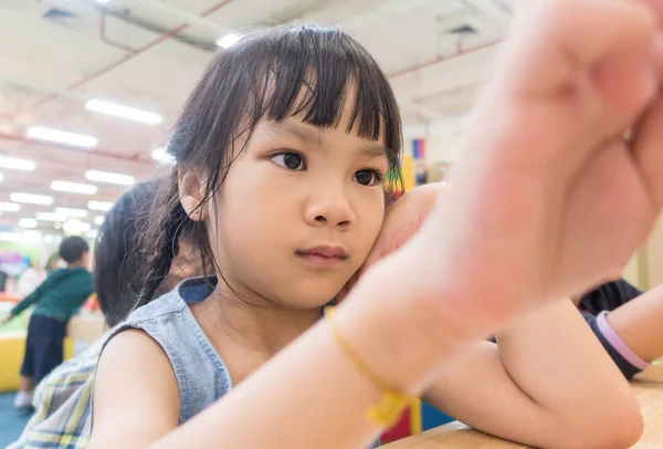 Asian Girl Jedną Ręką Dotykając Ekranu Tabletu Klasie — Zdjęcie stockowe