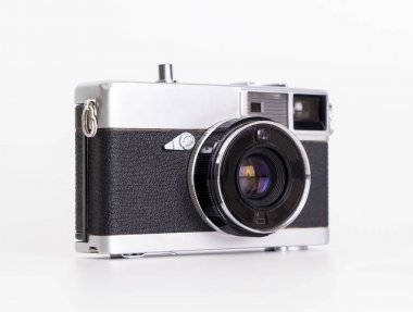 Taşınabilir vintage film kamera üzerinde beyaz izole