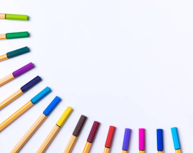 Çok renkli gökkuşağı renkli kalem kalem beyaz arka plan üzerinde