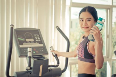 Kadın temiz su Fitness eğitimi için hazır tutuyor