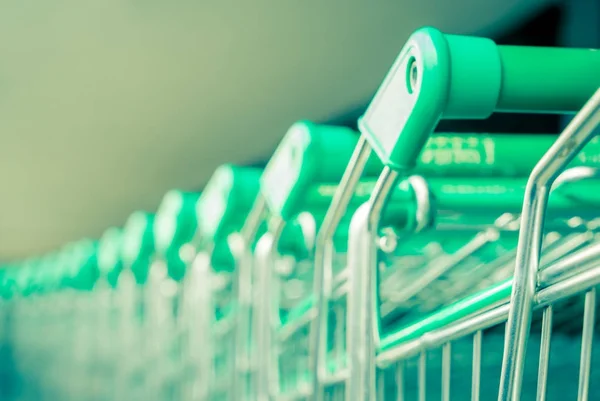 Green Shopping Cart Sorakoznak Összpontosítva Fogantyú — Stock Fotó