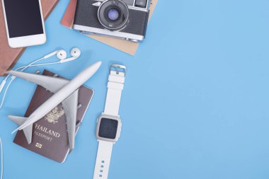 Mavi metin afiş için kopya alanı ile seyahat nesnelerde