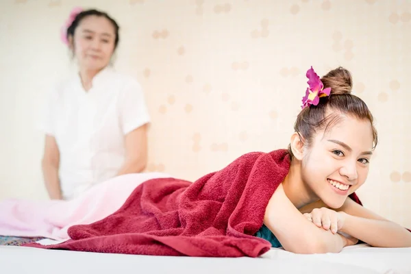 Mulher Feliz Cama Spa Com Terapeuta Segundo Plano — Fotografia de Stock