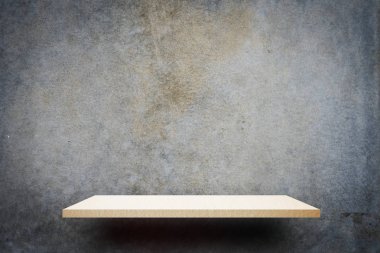 Ürün görüntülemek için gri çimento duvarda boş ahşap raf